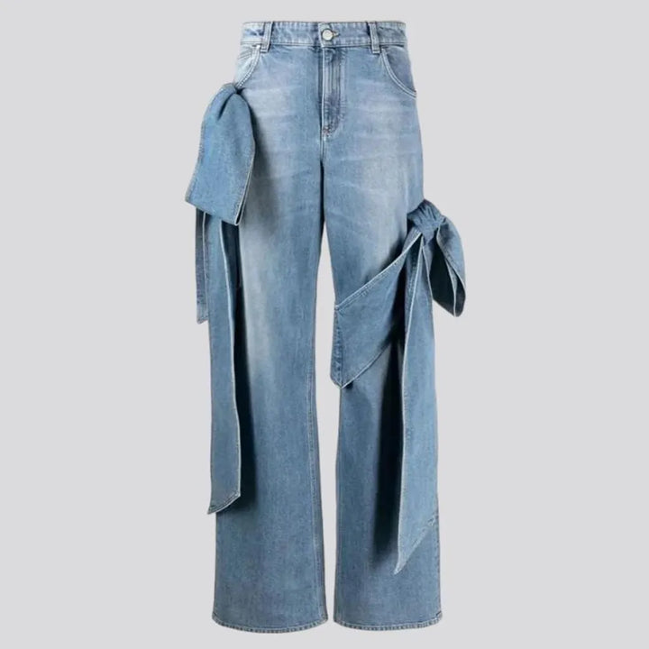 Light-wash women's y2k jeans