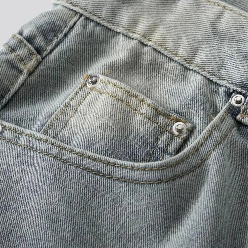 Spacious cargo pockets rippered men's jeans