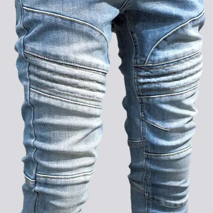 Light wash mid-waist jeans