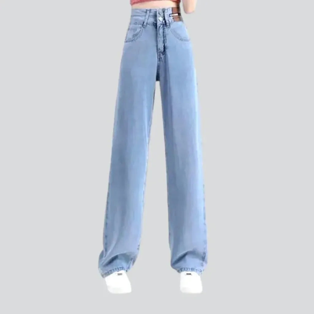 Floor-length stonewashed jeans