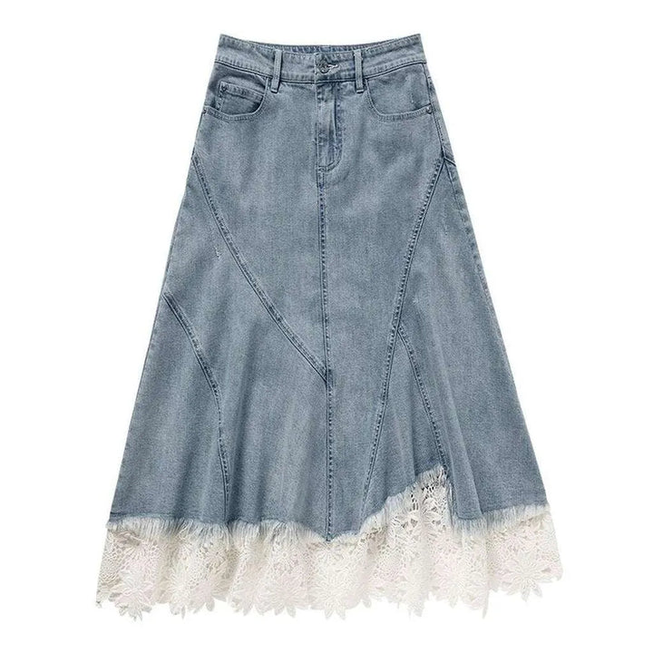 Denim skirt decorated with lace