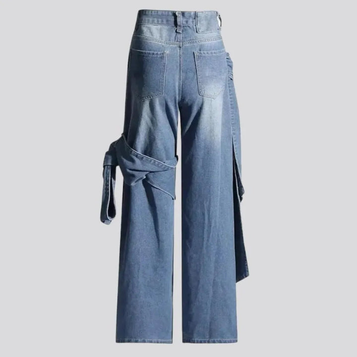 Light-wash women's y2k jeans