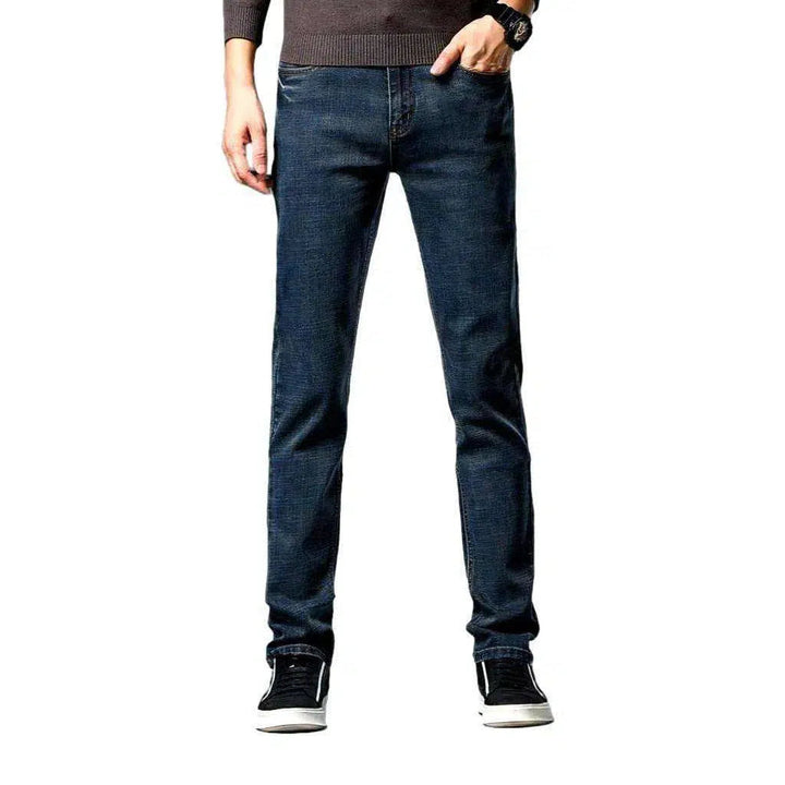 Narrowing men's dark jeans